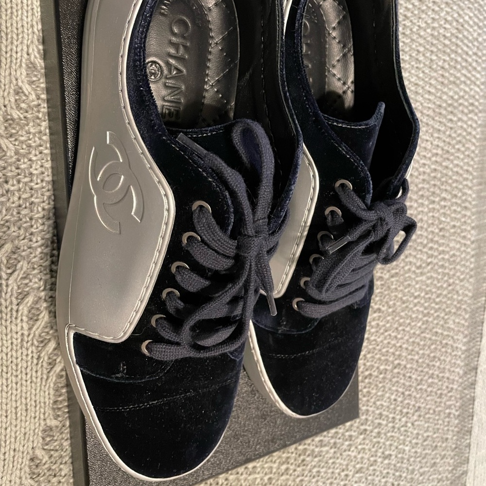 Chanel sneakers navy velvet & silver - Picture 9 of 11